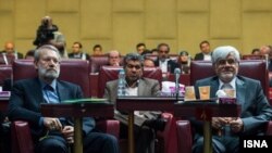 محمدرضا عارف رئیس احتمالی فراکسیون امید و علی لاریجانی در اولین گردهمایی منتخبان مجلس دهم