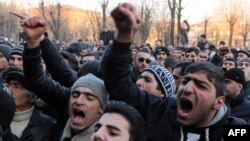 Протестующие у здания прокуратуры в Гюмри. 15 января 2015 года