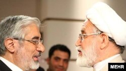 مهدی کروبی (راست) همراه با میر حسین موسوی در مناظره انتخابات ریاست جمهوری دهم