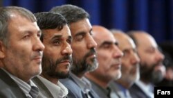 معرفی تلویزیونی شش تن از وزرا توسط احمدی نژاد با انتقاد برخی از اصولگرايان در مجلس مواجه شده است.