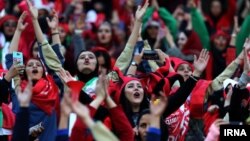 از معدود موارد حضور زنان ایرانی در ورزشگاه‌ها در جریان مسابقات فوتبال باشگاهی آسیا