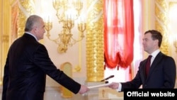 Премьер-министр России Дмитрий Медведев (справа) принимает посла Армении в РФ Олега Есаяна (архив)